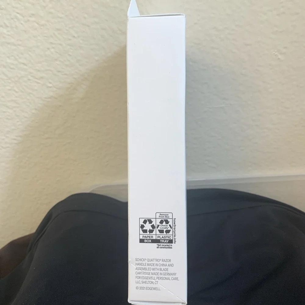 Schick‎ Quattro Titanium Razor Value Pack 1 Razor Handle + 4 Cartridges - Picture 2 of 5